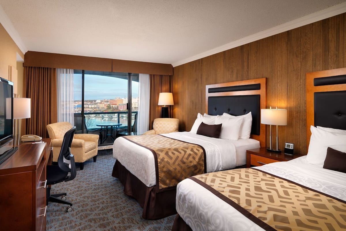 Hypo-allergenic bedding, pillowtop beds, in-room safe, desk