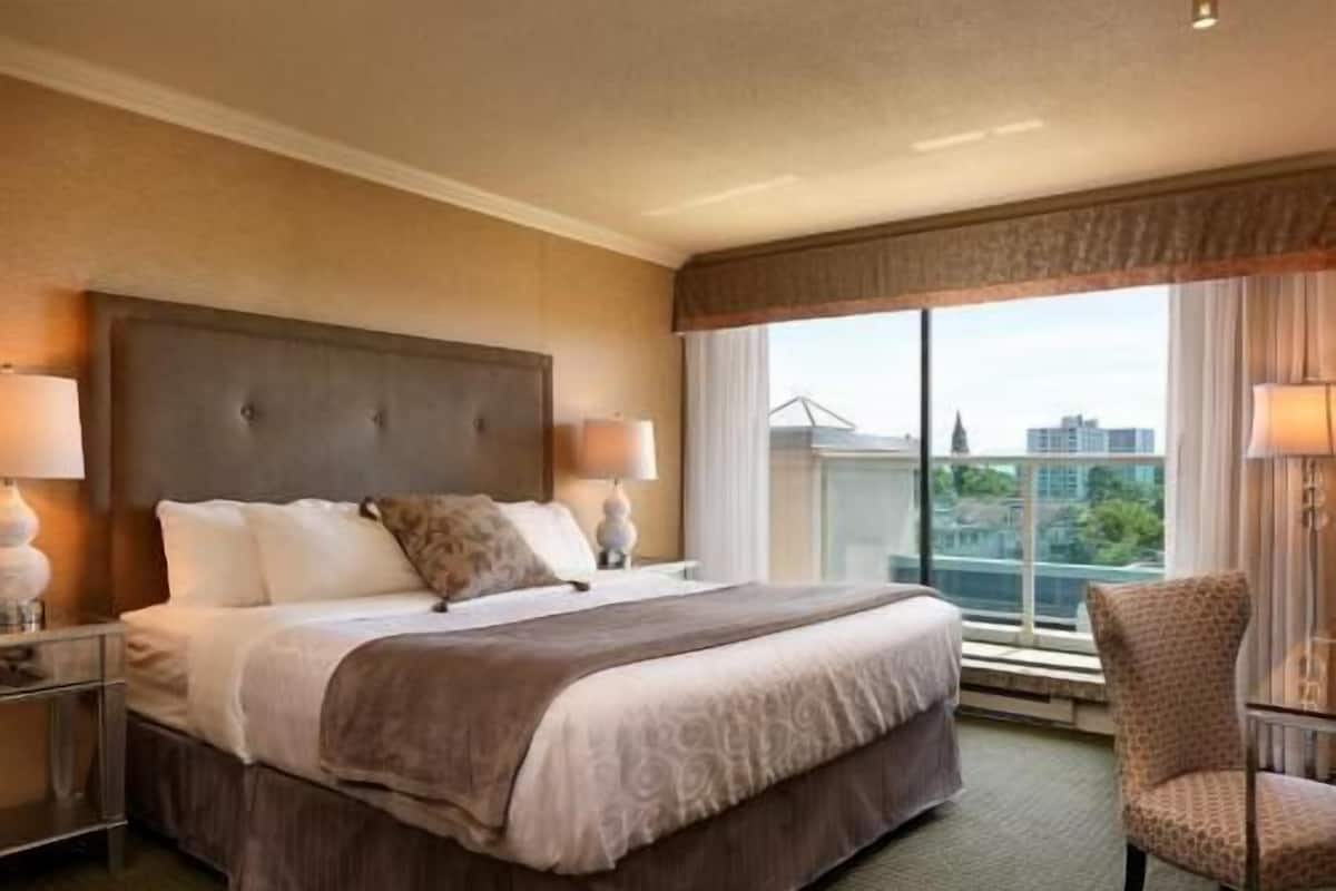 Hypo-allergenic bedding, pillowtop beds, in-room safe, desk