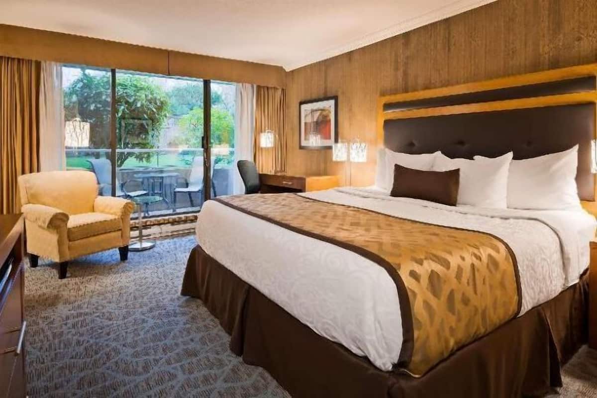 Hypo-allergenic bedding, pillowtop beds, in-room safe, desk
