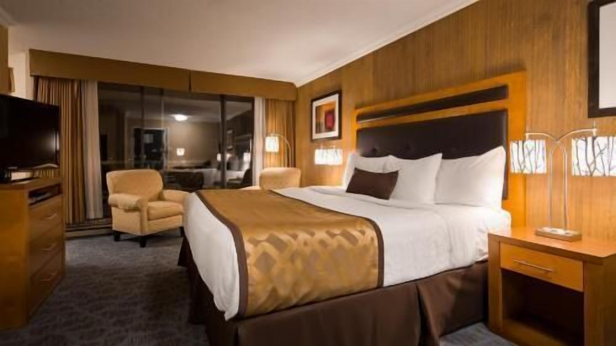 Hypo-allergenic bedding, pillowtop beds, in-room safe, desk