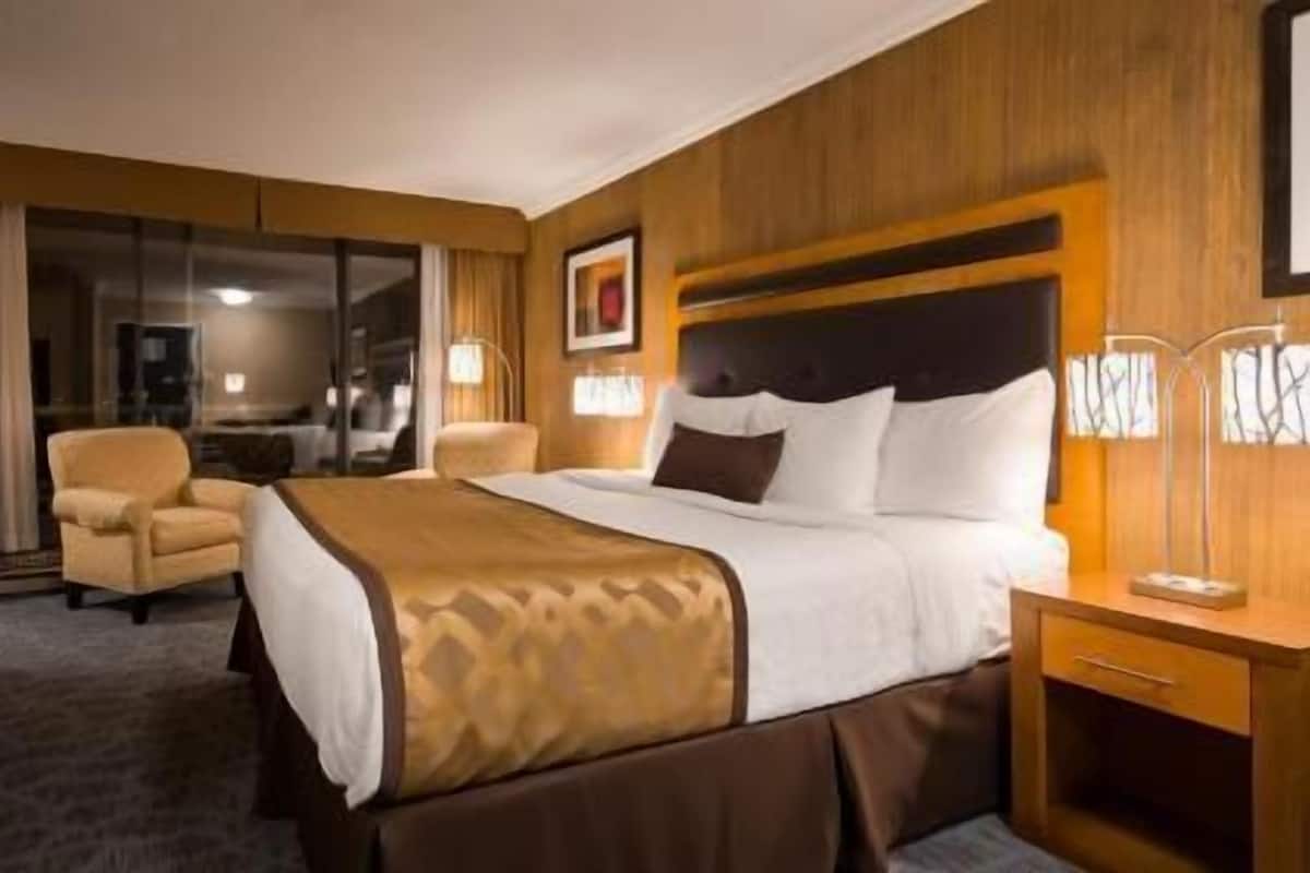 Hypo-allergenic bedding, pillowtop beds, in-room safe, desk