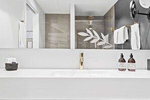 Chambre exécutive, 2 lits jumeaux, non-fumeur | Salle de bain | Articles de toilette (gratuits), séchoir à cheveux
