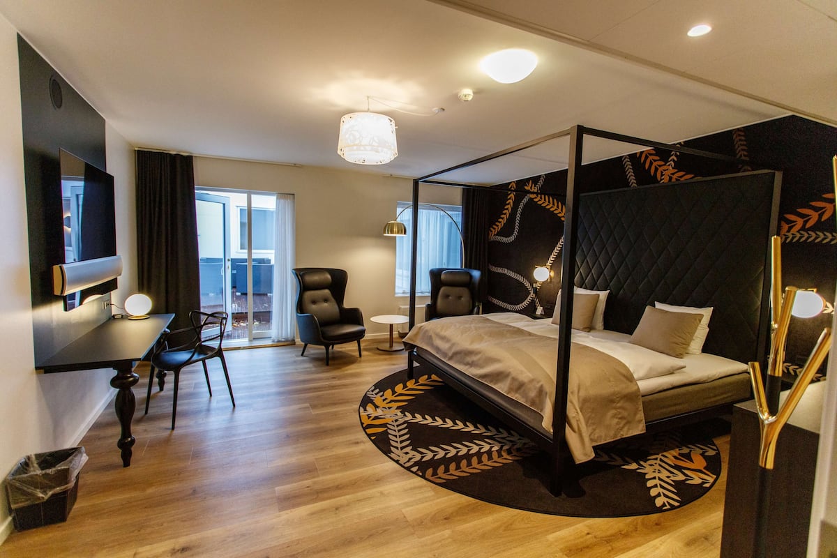 1 bedroom, in-room safe, desk, blackout curtains