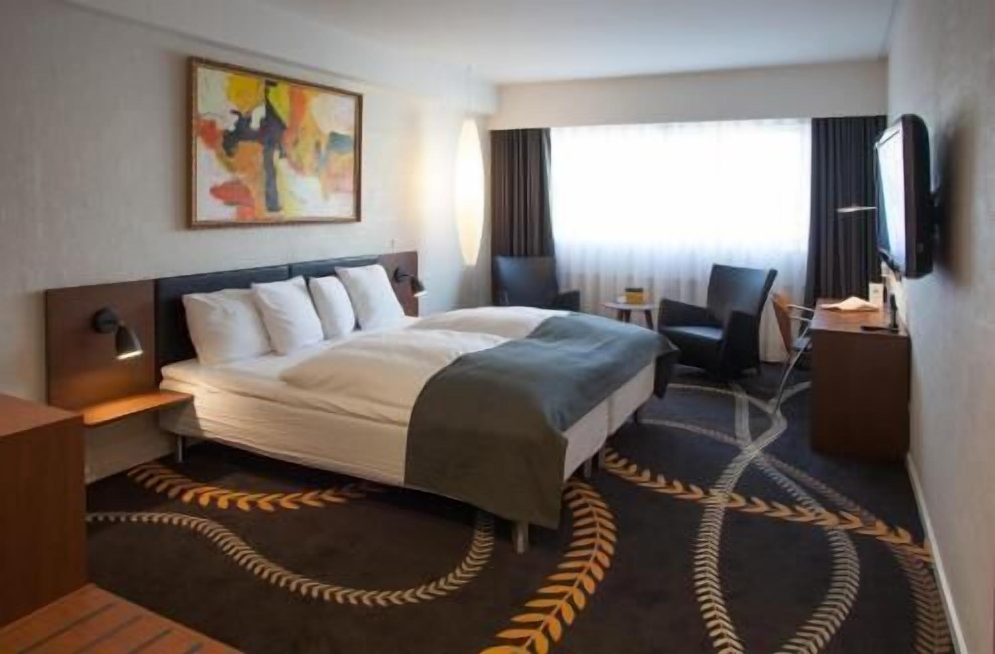 Caja fuerte, escritorio, cortinas opacas y tabla de planchar con plancha