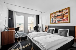 Caja de seguridad en la habitación, escritorio y cortinas blackout