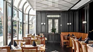 ランチ、ディナーに営業