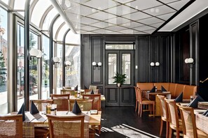 供應午餐和晚餐