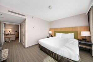 Phòng Suite, 1 phòng ngủ, không hút thuốc | Bộ đồ giường cao cấp, két bảo mật tại phòng, bàn 