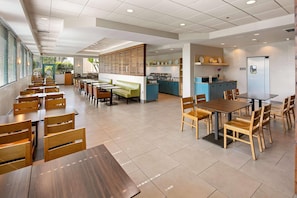 A modern restaurant with multiple dining areas, including a bar and a buffet. - Country Inn & Suites by Radisson, San Diego North, CA (San Diego)