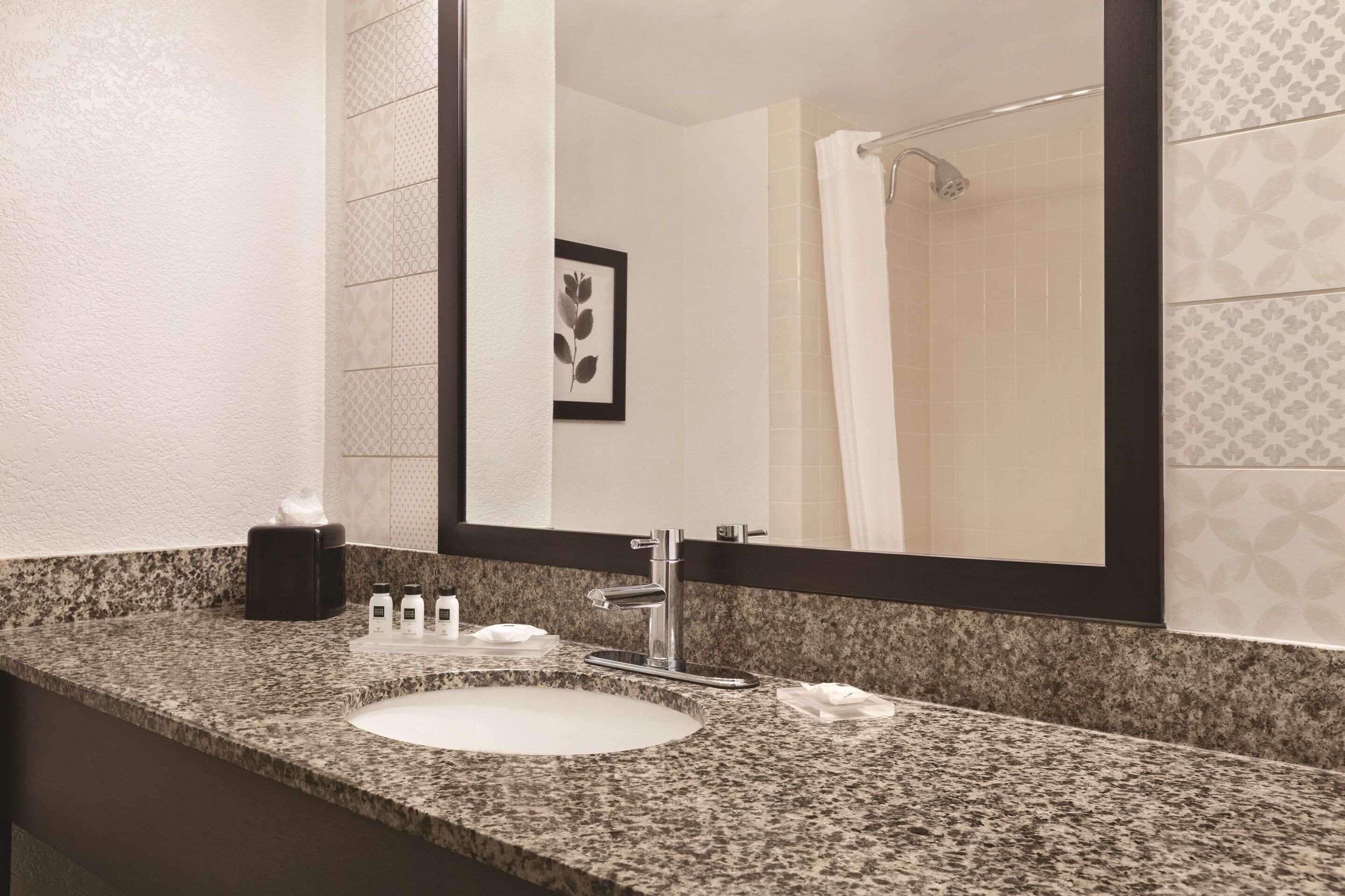Ensemble douche/baignoire, articles de toilette gratuits, sèche-cheveux
