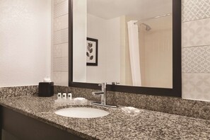 Ensemble baignoire-douche, articles de toilette (gratuits)
