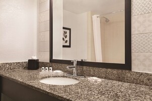 Combined shower/tub, free toiletries, hair dryer, towels