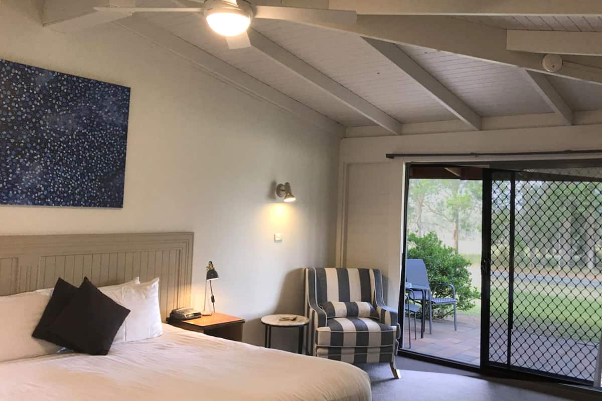 1 bedroom, pillow-top beds, minibar, desk