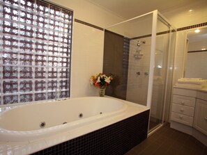 Combined shower/bathtub, designer toiletries, hair dryer, towels