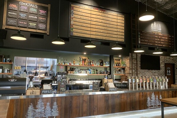 2 restaurants, breakfast, lunch served; local and international cuisine - Hunter Valley Resort (Pokolbin)