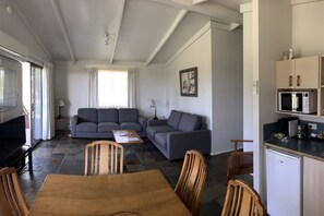 Bäddmadrasser, minibar, skrivbord och arbetsyta för laptop