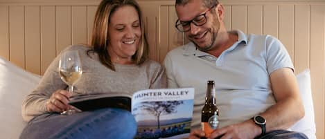 King Room | 1 bedroom, pillow-top beds, minibar, desk