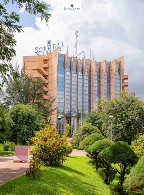 Un hôtel moderne doté d’une architecture originale, avec de nombreux balcons et de grandes fenêtres.