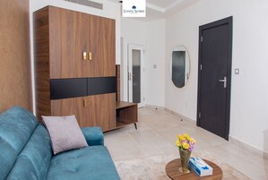 Minibar, caja de seguridad en la habitaciĂłn y escritorio