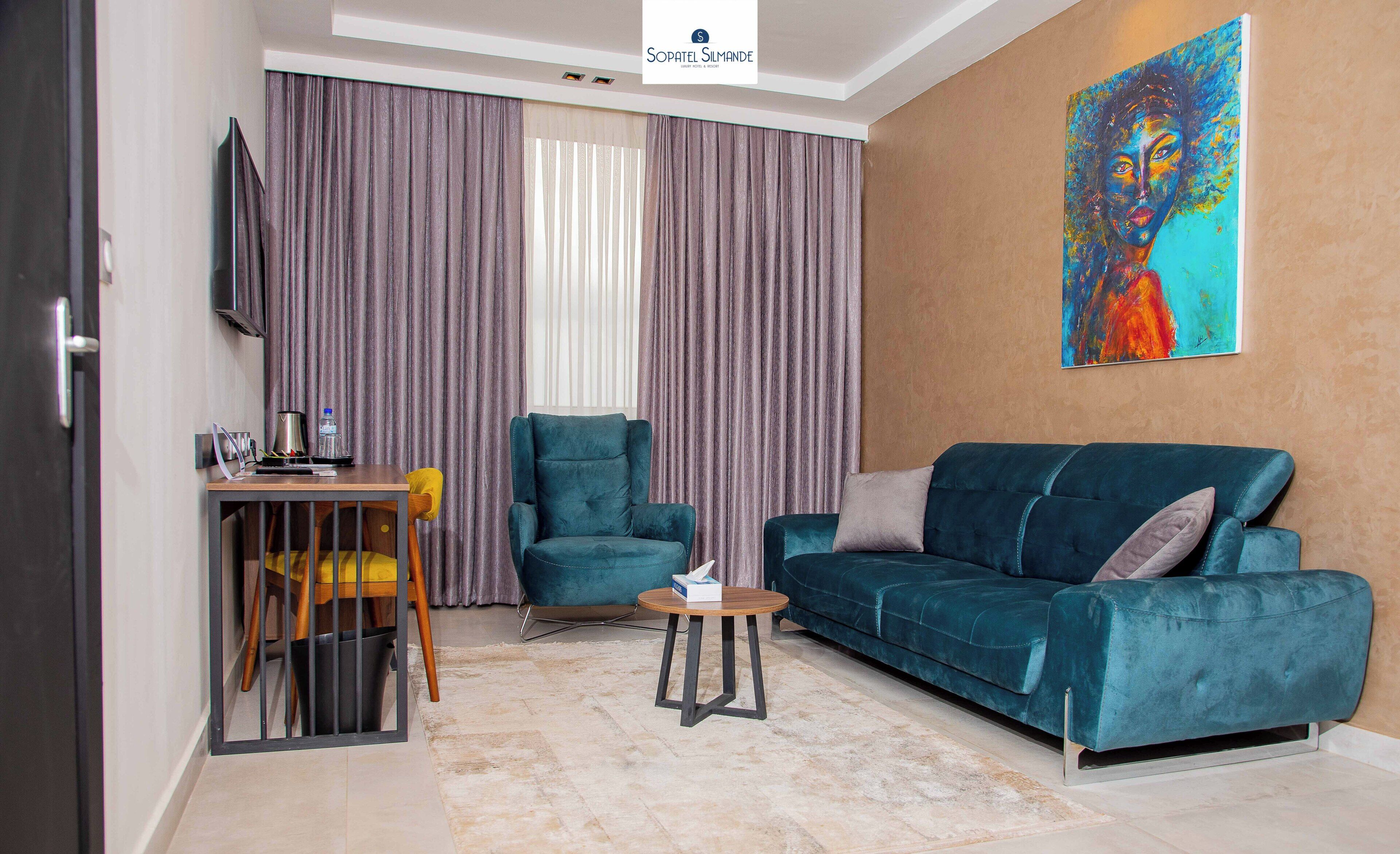 Suite – junior | Minibar, safe på rommet, skrivebord og lydisolert