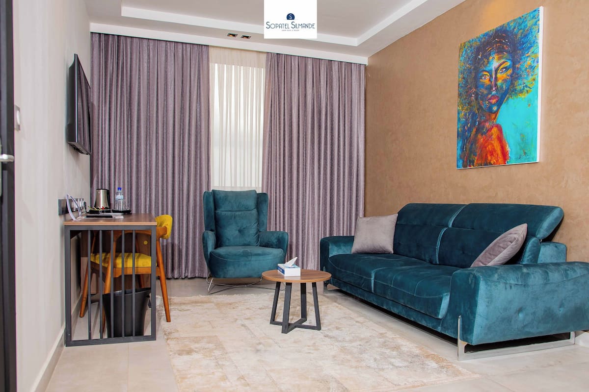 Suite junior | Minibar, caja de seguridad en la habitación y escritorio