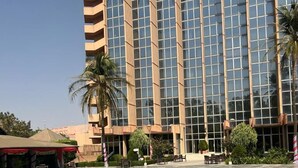 حمّام سباحة خارجي، مظلات على حمّام السباحة، مقاعد للتشمس