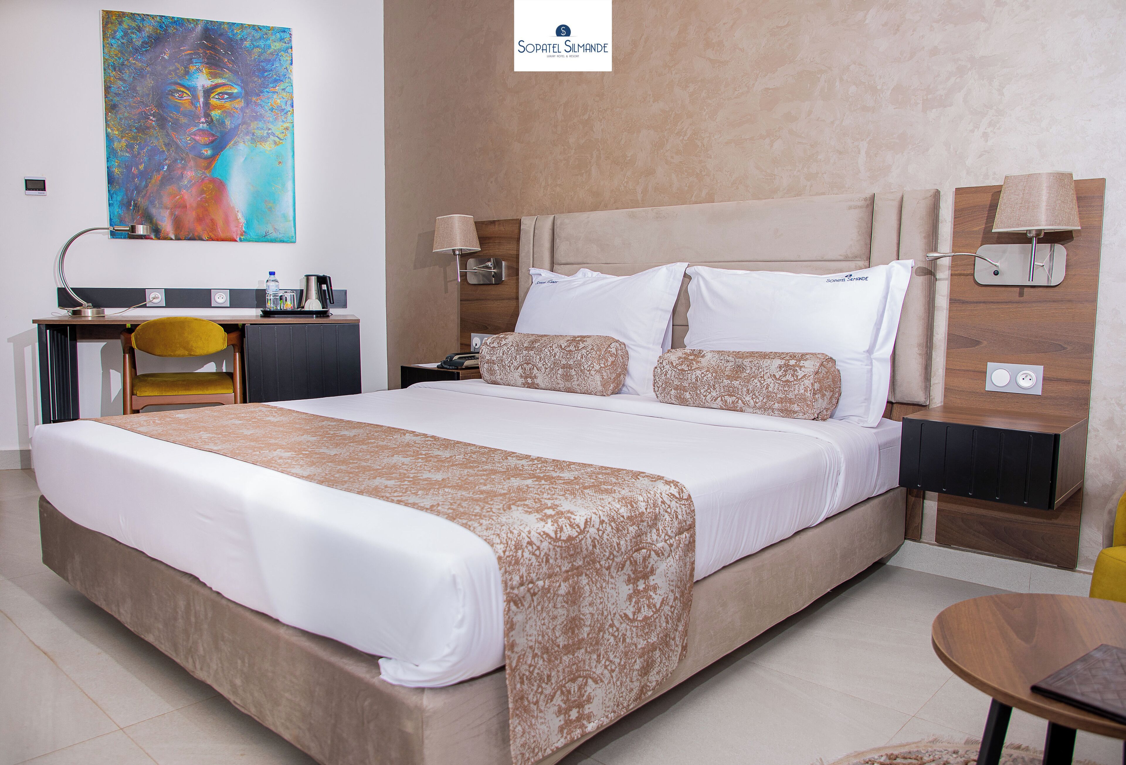 Minibar, safe på rommet, skrivebord og lydisolert