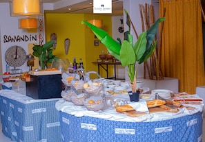 Daily buffet breakfast (EUR 18.30 per person)