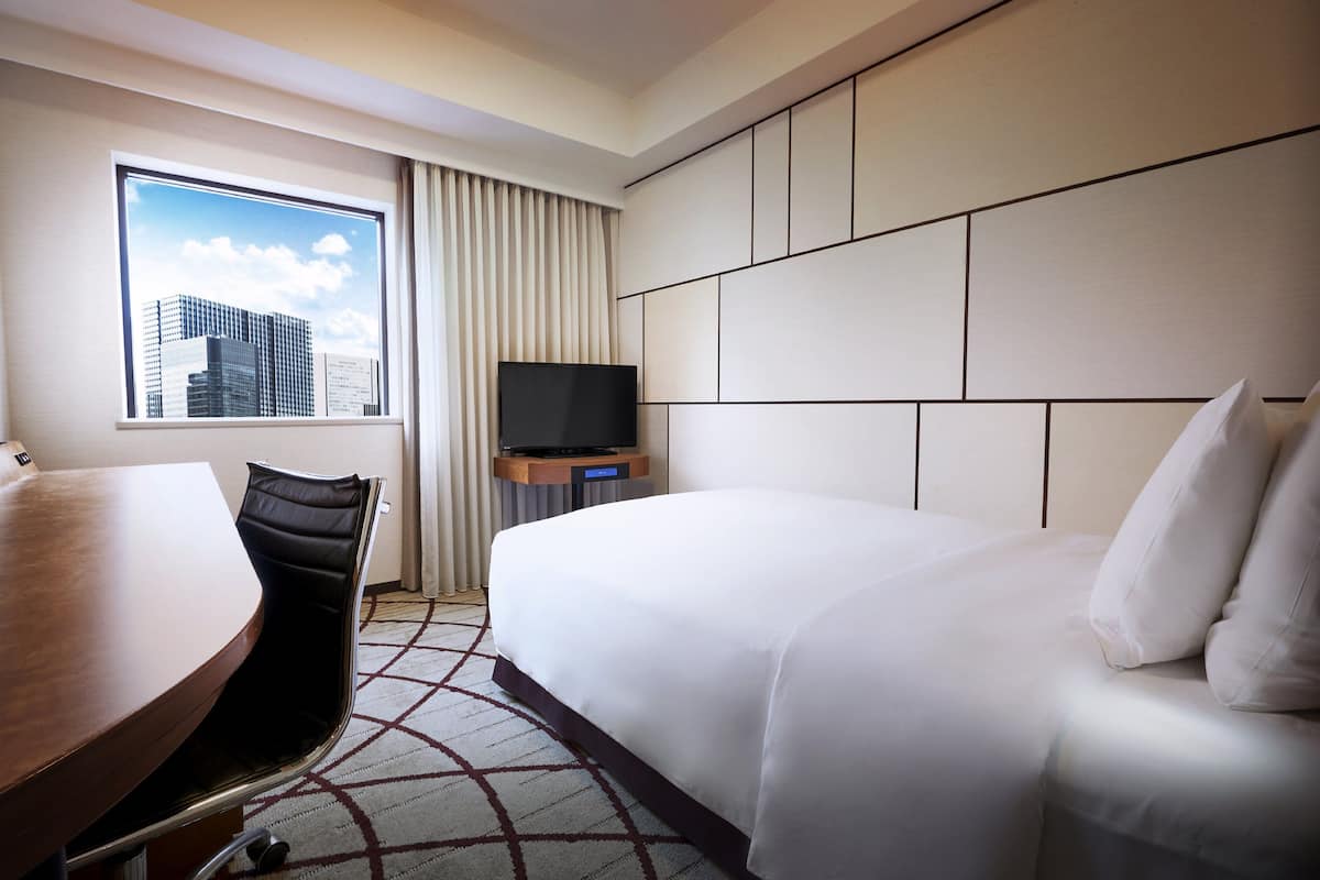 Premium bedding, down comforters, in-room safe, desk