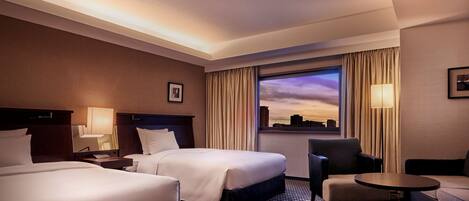 Luxe beddengoed, donzen dekbedden, een kluis op de kamer, een bureau