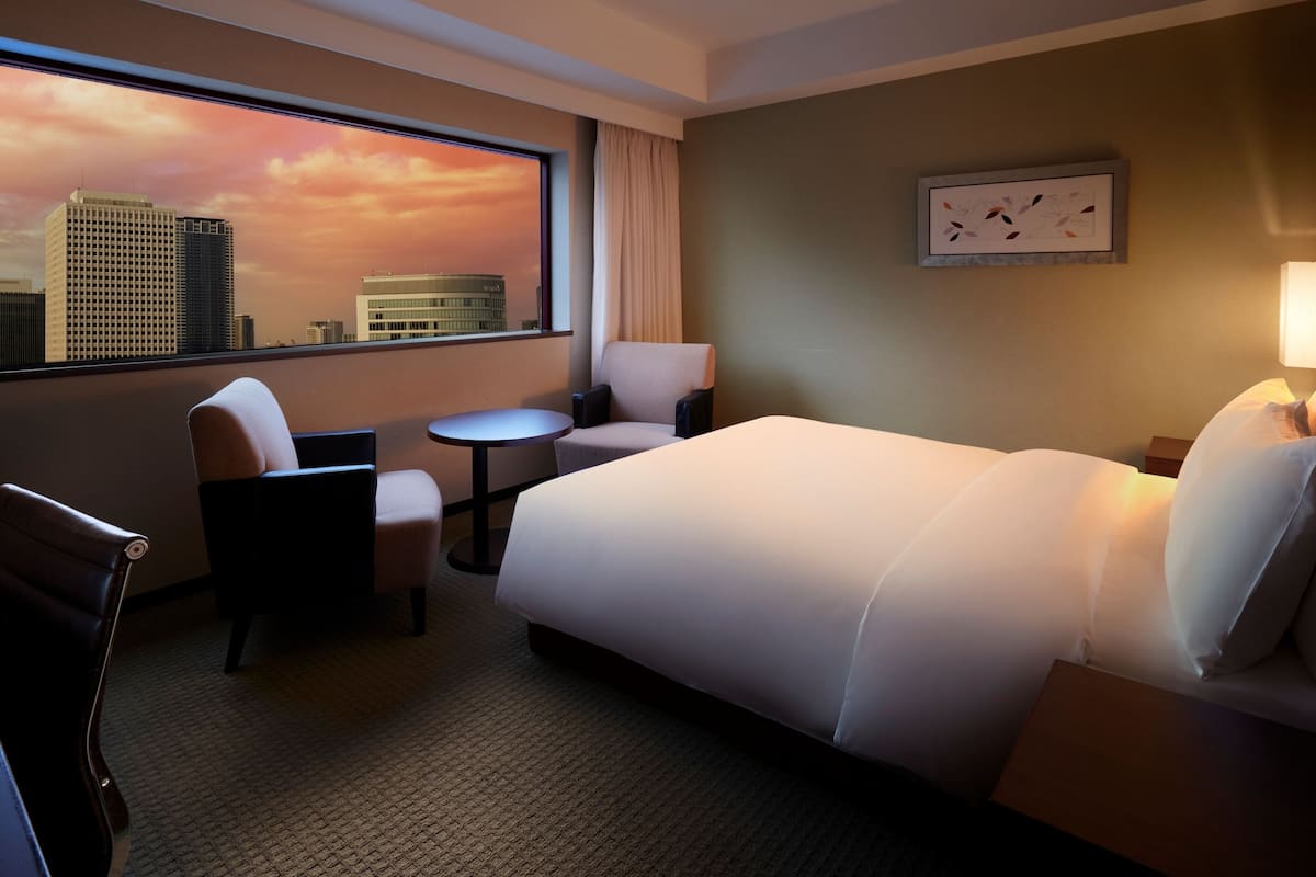 Premium bedding, down comforters, in-room safe, desk