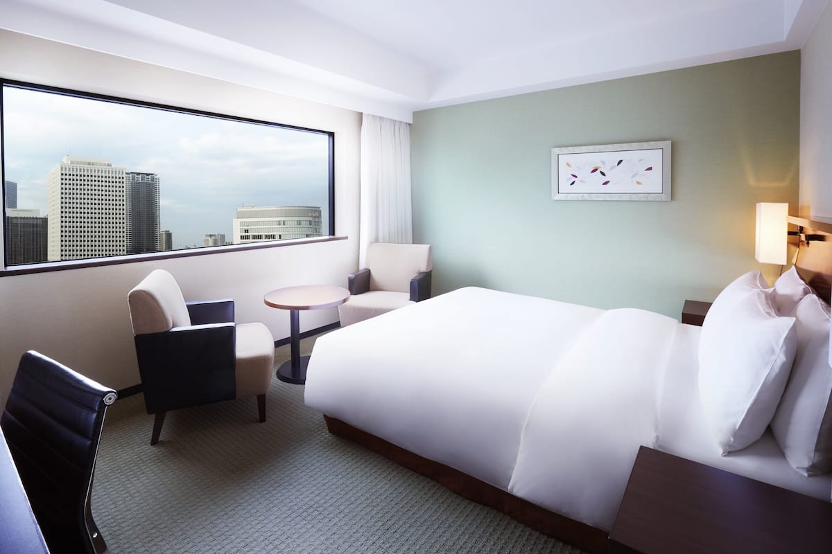 Premium bedding, down comforters, in-room safe, desk