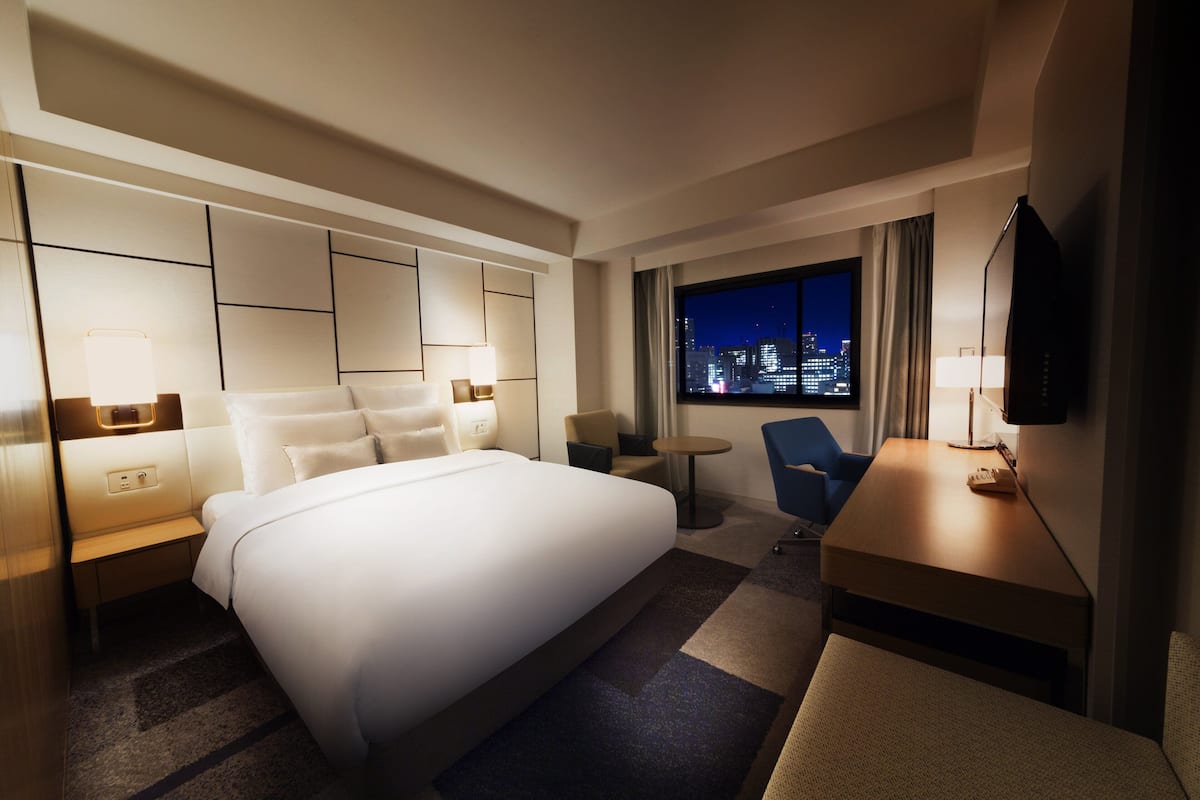 Premium Room, 1 Queen Bed, Club Lounge Access (High Floor) | Premium bedding, down comforters, in-room safe, desk