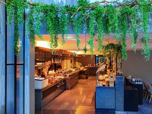4 restaurants, breakfast, lunch, dinner served; international cuisine