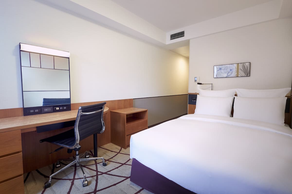 Premium bedding, down comforters, in-room safe, desk
