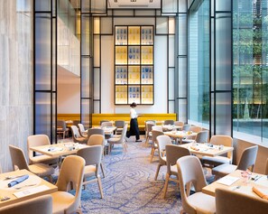 2 restaurantes; se sirven desayunos, almuerzos y cocina internacional 