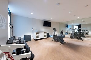 A gym with exercise equipment, a television, and a mirror. - Holiday Inn Express Mill Valley San Francisco Area by IHG (Mill Valley)