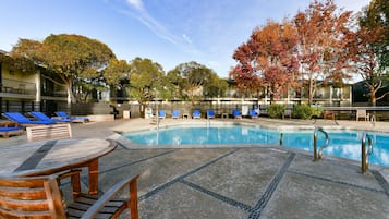 Udendørs pool, åben fra kl. 07.00 til kl. 22.00, gratis hytter