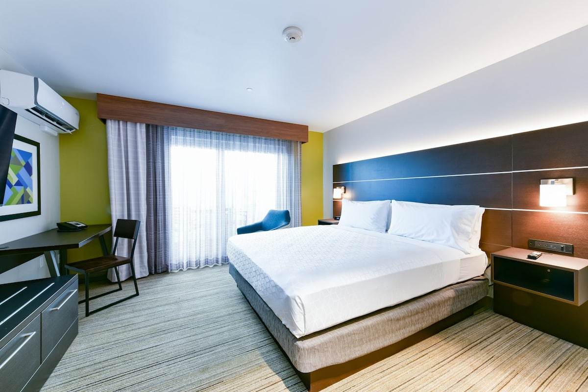 1 bedroom, Egyptian cotton sheets, premium bedding, down comforters