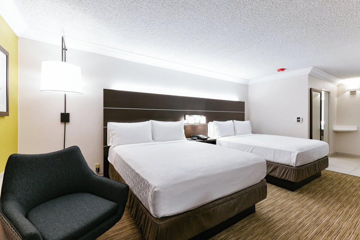 1 bedroom, Egyptian cotton sheets, premium bedding, down comforters