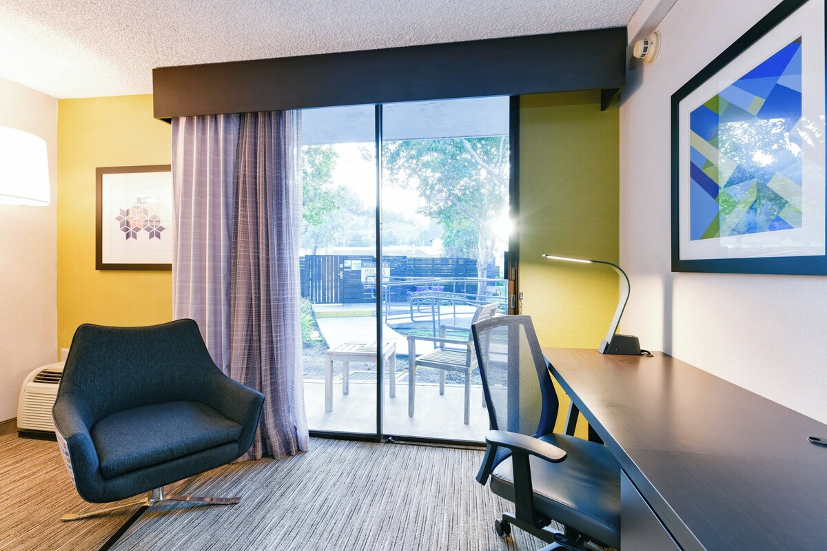 Standard Room, 2 Queen Beds, Pool Access | 1 bedroom, Egyptian cotton sheets, premium bedding, down comforters