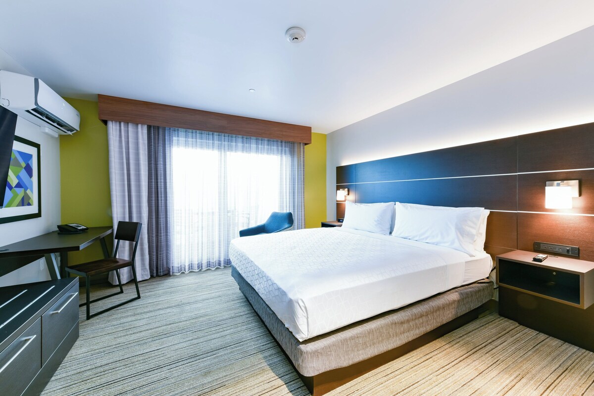 1 bedroom, Egyptian cotton sheets, premium bedding, down comforters