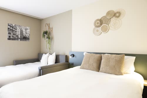 Habitación cuádruple familiar, 1 cama de matrimonio con sofá cama | Escritorio, cunas (de pago), wifi gratis y ropa de cama