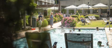 Piscine extérieure (ouverte en saison), parasols de plage
