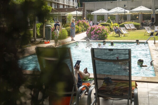 Una piscina al aire libre de temporada