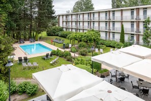 Sæsonbestemt udendørs pool, parasoller, liggestole