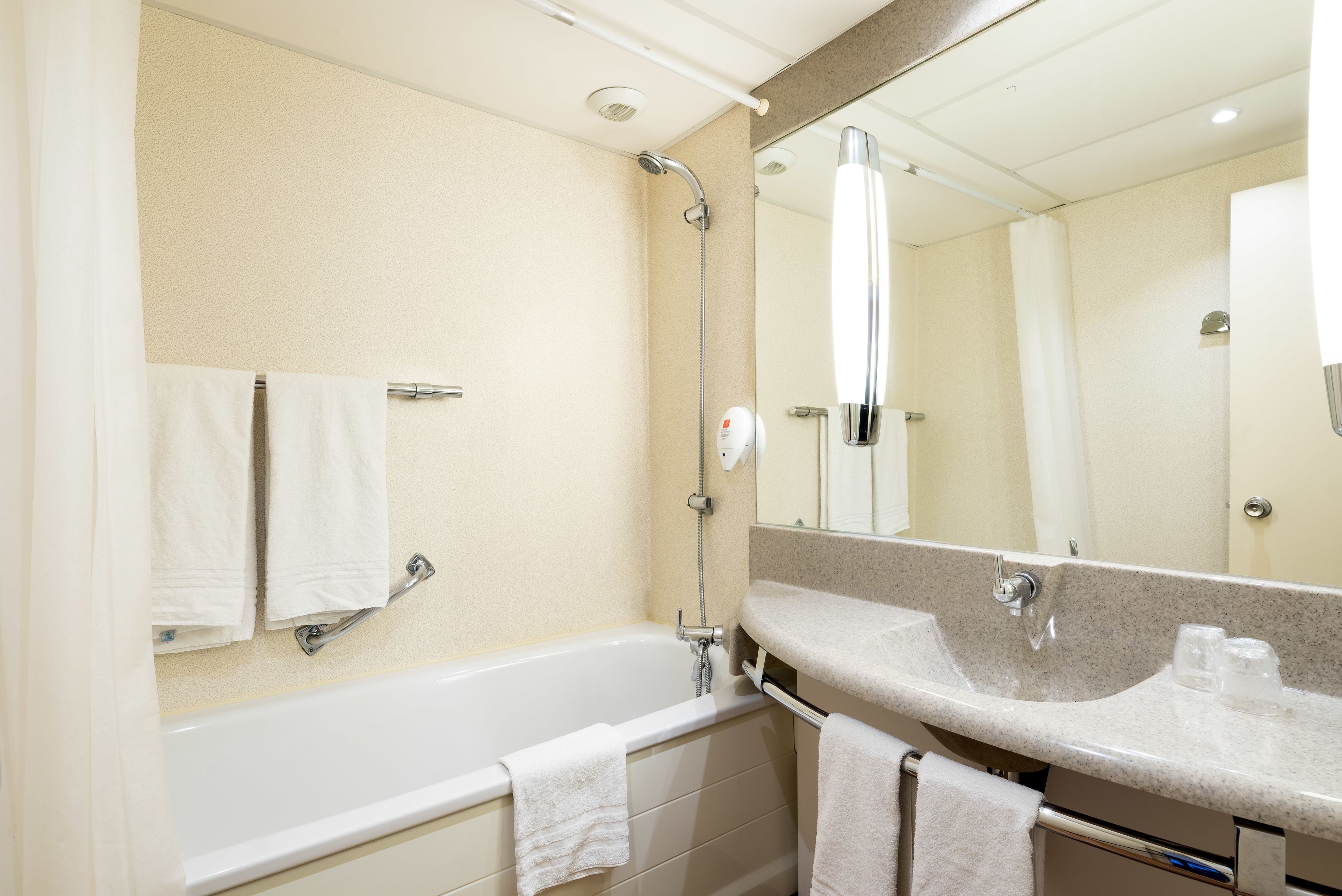 combined shower/bathtub, eco-friendly toiletries, hair dryer, towels