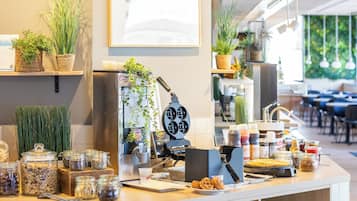 Bữa sáng buffet hàng ngày với phụ phí nhỏ