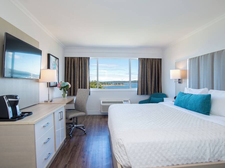 Premium bedding, in-room safe, desk, laptop workspace