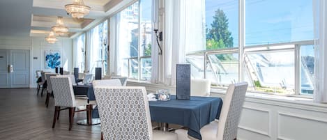 3 restaurantes; se sirven desayunos